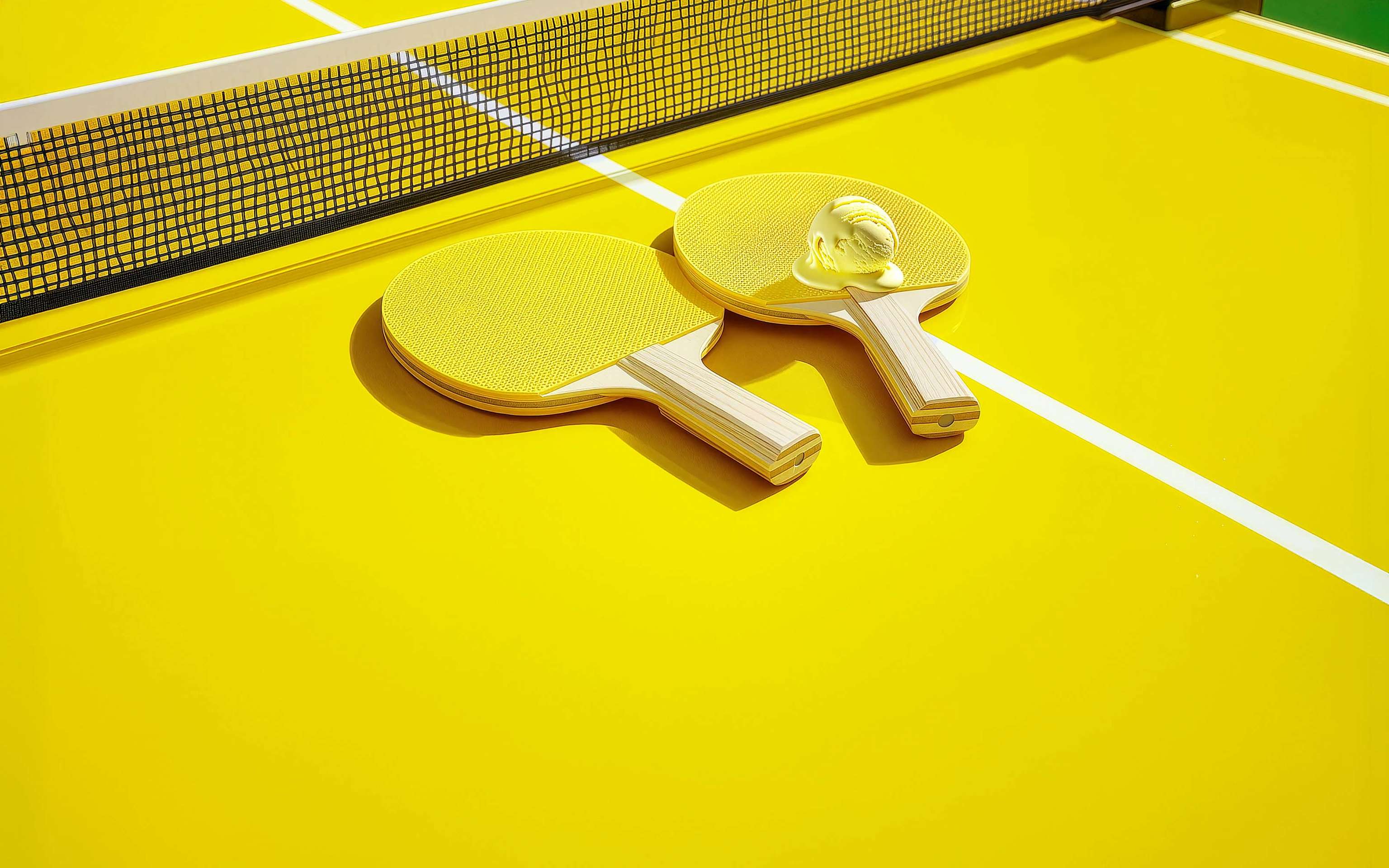 Zwei Tischtennisschläger liegen auf gelber Tischtennisplatte mit einer Eiskugel die an einen Tennisball erinnert - KI generiert Zwei Tischtennisschläger liegen auf gelber Tischtennisplatte mit einer Eiskugel die an einen Tennisball erinnert - KI generiert